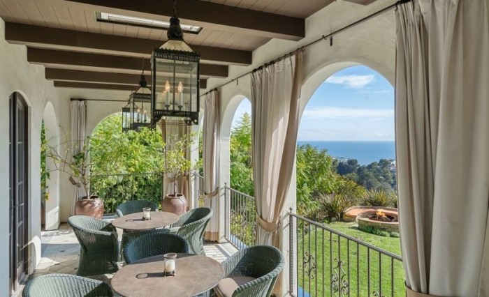 Aktrisa 10,5 milyonluq sarayını satır - FOTO